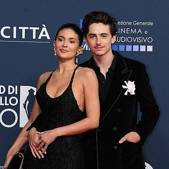Кайли Дженнер посетила прошлогодний Бал Met Gala 2026 в одиночестве, что вызвало обвинения фанатов в адрес ее бойфренда Тимоти Шаламе, который, по их мнению, «бросил» ее в этот ответственный вечер