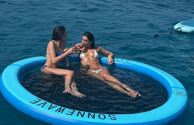 Певица поделилась фото с отдыха: роскошная яхта и вино в море.