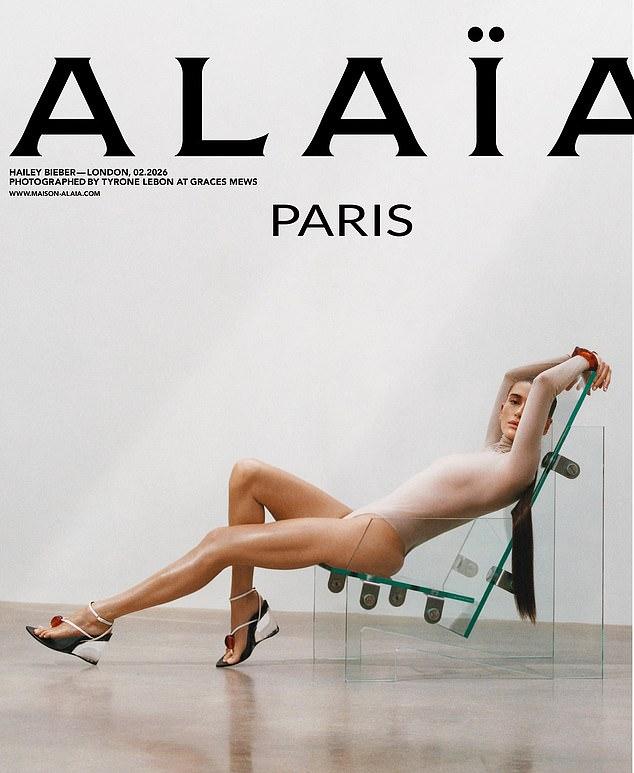В новой рекламе Alaia, вышедшей в этом месяце, она также продемонстрировала свою пятую точку.