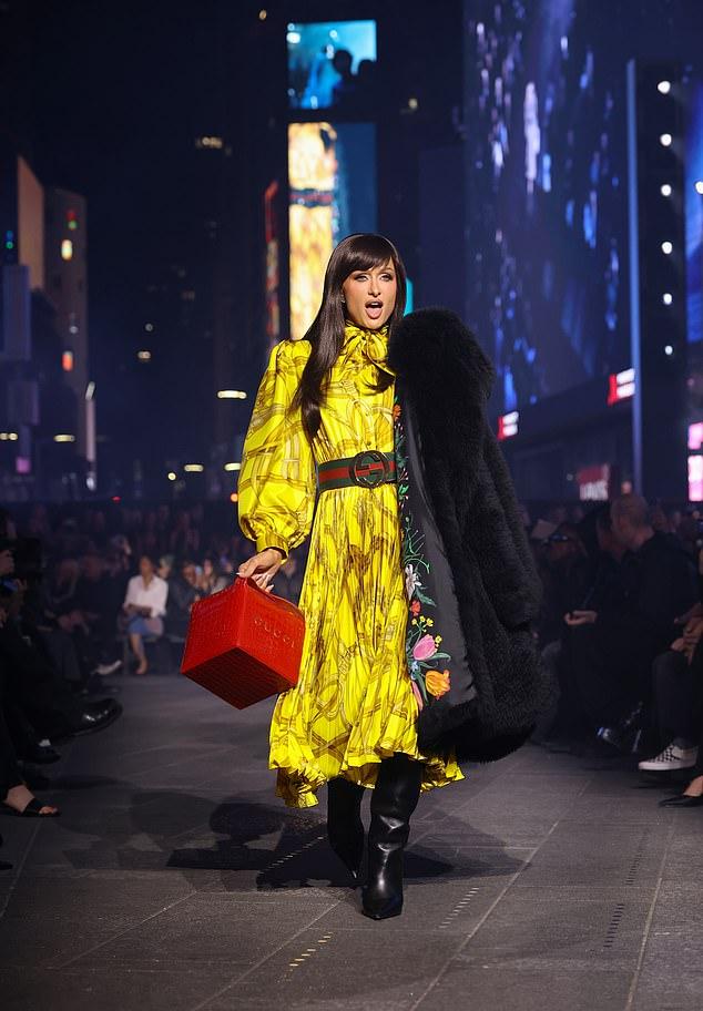 Хилари Дафф в шелковом платье-рубашке с бантом и ремнем Gucci с фирменными красно-зелеными полосами.