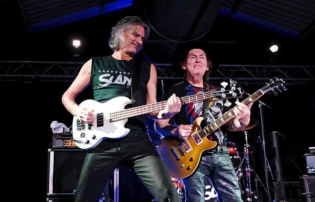 Дэйв – единственный из основателей Slade, кто всё ещё выступает с нынешними участниками группы: Расселом Кифом, Джоном Берри и Алексом Бинесом.