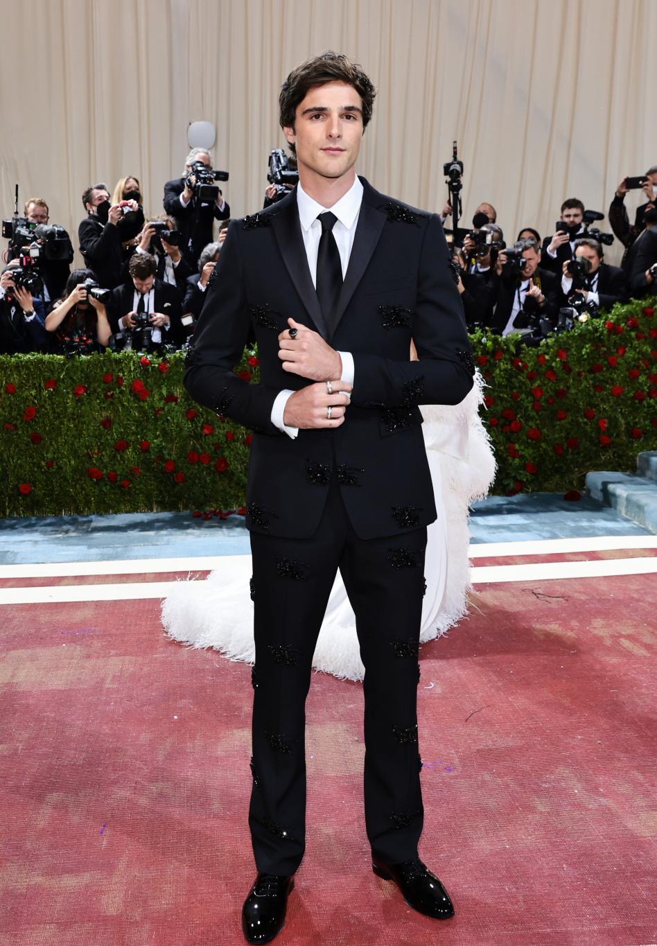 Джейкоб Элорди на Met Gala 2022 в черном костюме с черными украшениями.