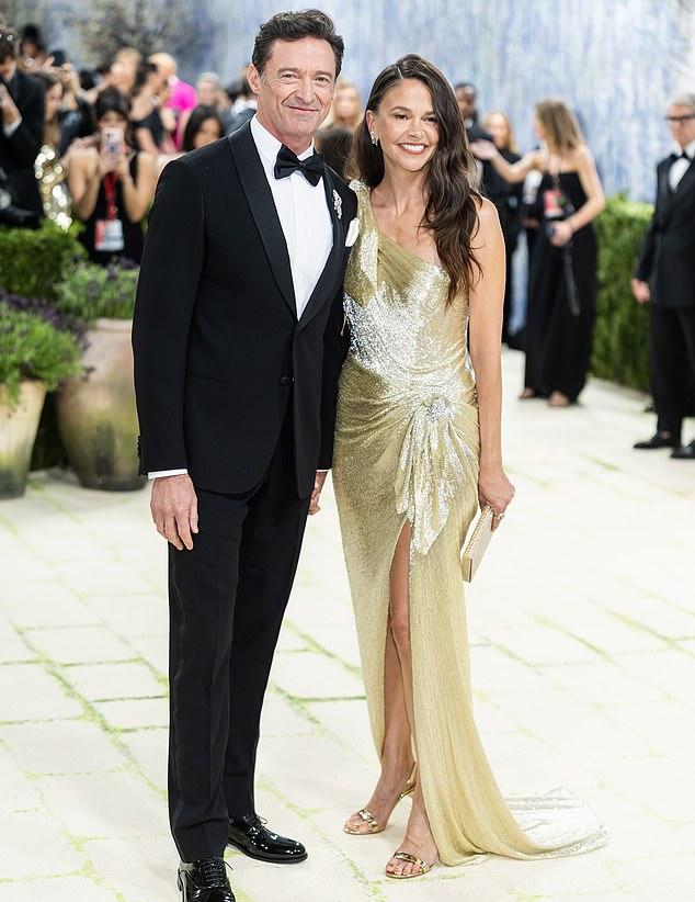 Пара сияла на Met Gala, она в золотом платье, он в черном смокинге.
