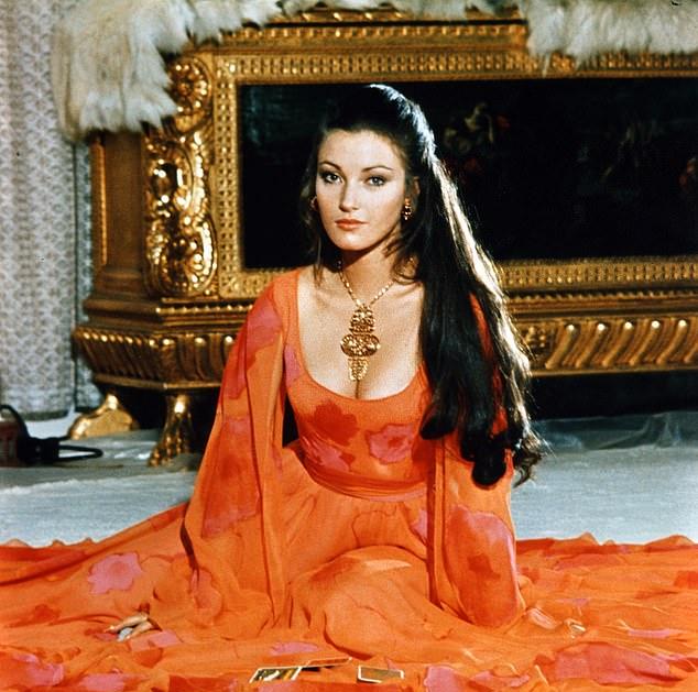 Сеймур в образе Солитэр на съемках "Живи и дай умереть" в 1973 году.