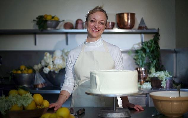 Кондитер Клэр Птак из Violet Bakery в Лондоне украсила свадебный торт принца Гарри и Меган Маркл.