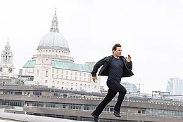 Tom Cruise’s Days of Thunder co-star Cary Elwes was impressed by his dedication while filming the 1990 action/sport film