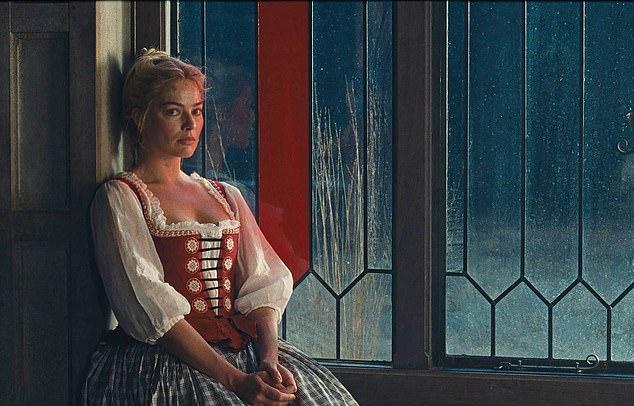 Режиссер «Грозового перевала» Эмеральд Феннелл назвала «прискорбным» вырезание из фильма сцены с «чрезвычайно волосатыми» подмышками Марго Робби