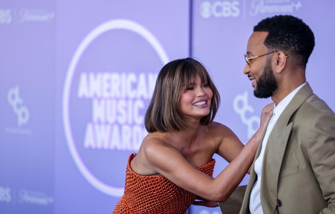 Крисси Тиген и Джон Ледженд на красной дорожке 52-й церемонии American Music Awards.