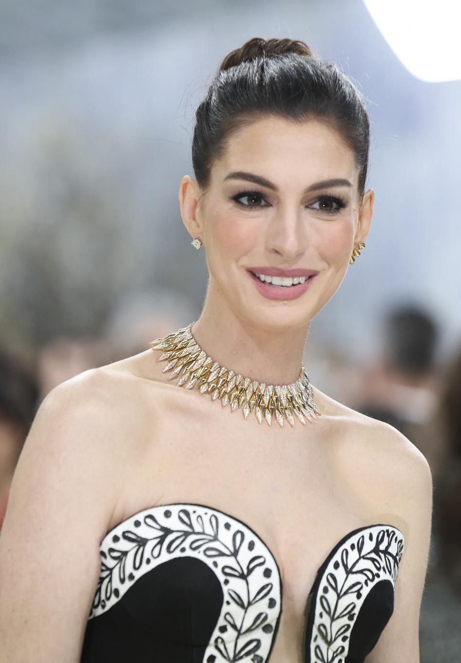 Энн Хэтэуэй на Met Gala 2026, посвященном "Искусству костюма", в Нью-Йорке, 4 мая 2026 года.