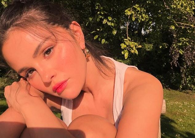 Селена Гомес бросила вызов лондонской жаре во время своей поездки в Великобританию на этой неделе, посетив Хэмпстед-Хит и осмотрев достопримечательности столицы
