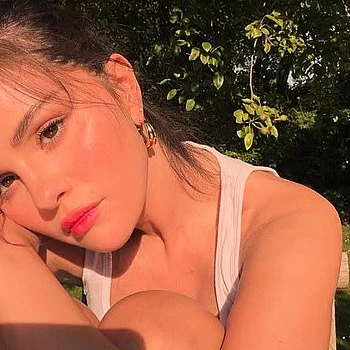 Селена Гомес бросила вызов лондонской жаре во время своей поездки в Великобританию на этой неделе, посетив Хэмпстед-Хит и осмотрев достопримечательности столицы