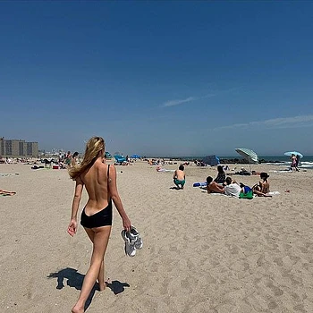 Лила Мосс продемонстрировала подтянутый пресс в эффектном зеркальном селфи
