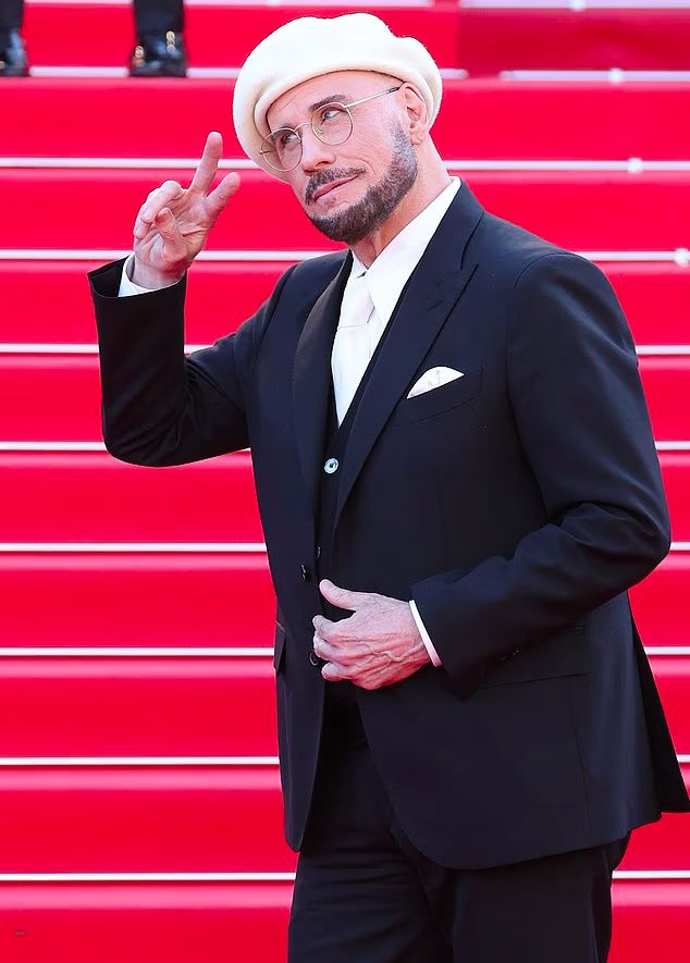 Что с лицом? Джон Траволта удивил Канны радикальным преображением и «лицом 40-летнего»