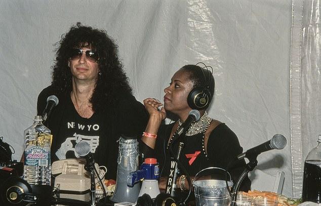 Робин Куиверс, соведущая The Howard Stern Show, объявила о полном выздоровлении от рака, назвав это «чудом» после более чем десятилетней борьбы с болезнью