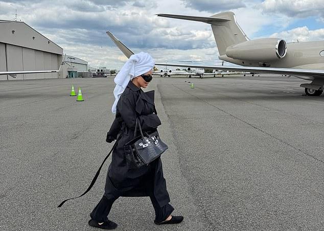 Даже с завернутыми в полотенце волосами, Ким взяла любимый Birkin, отправляясь на частный самолет.