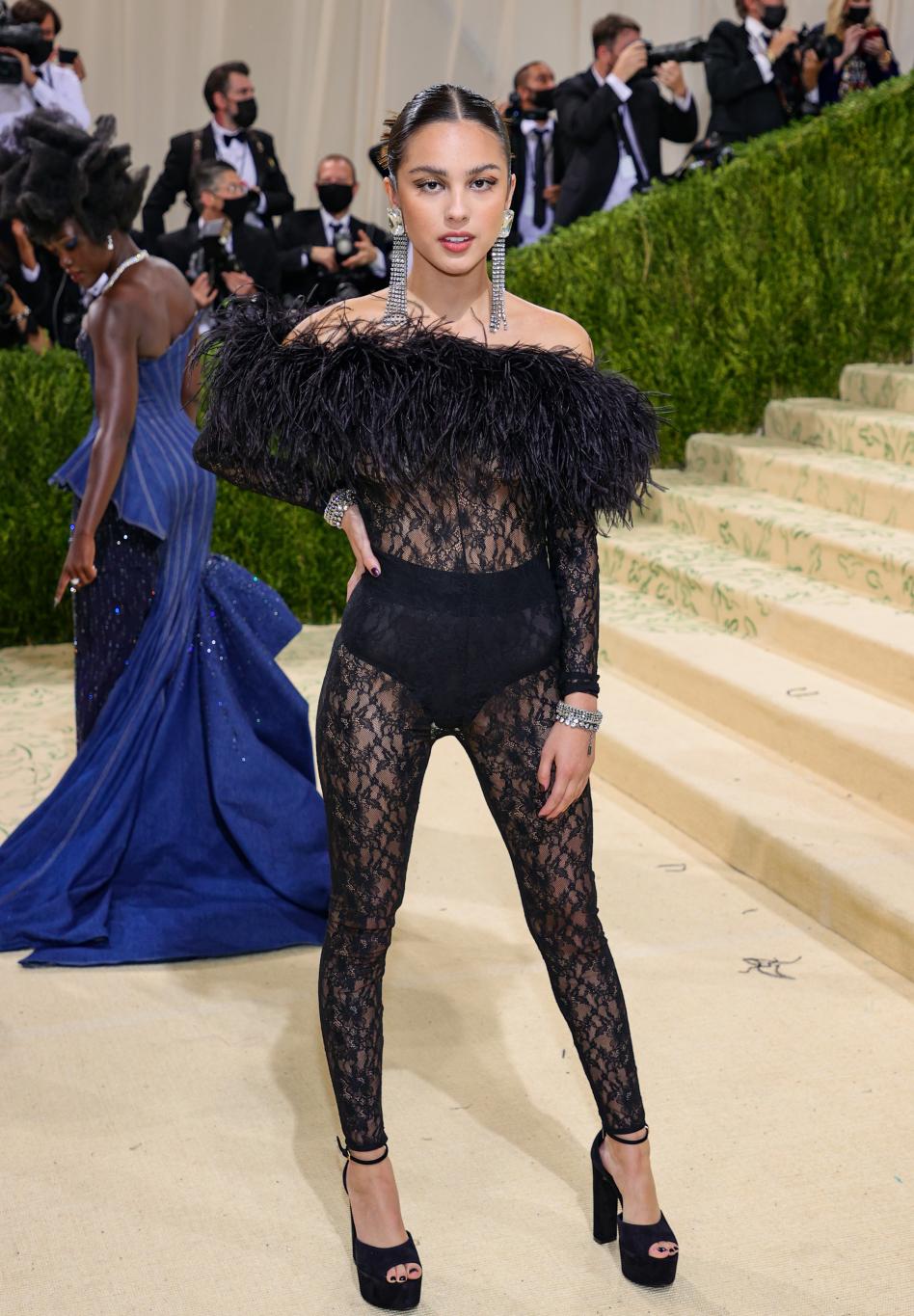 Оливия Родриго блистает в прозрачном черном кружеве и перьях на Met Gala.