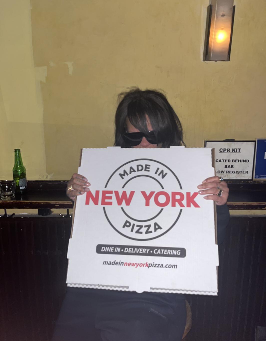 Рианна с коробкой пиццы "Made in New York".