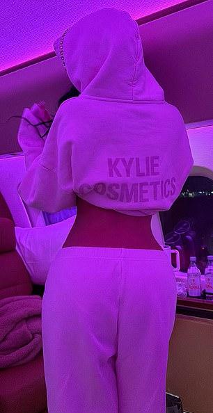 На спине худи была надпись "Kylie Cosmetics".