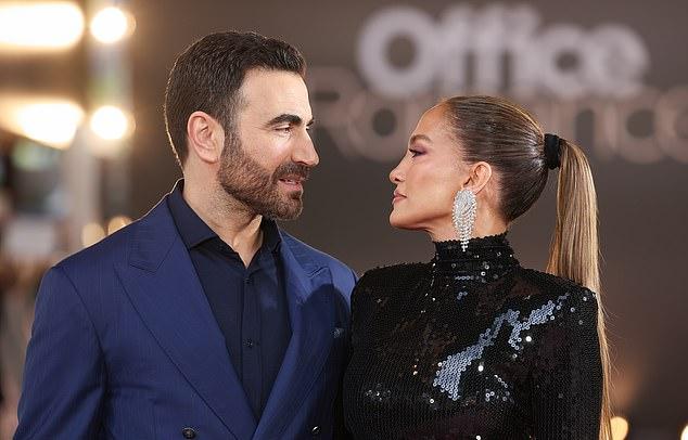 Дженнифер Лопес приковала к себе взгляды на лондонской премьере фильма «Офисный роман»