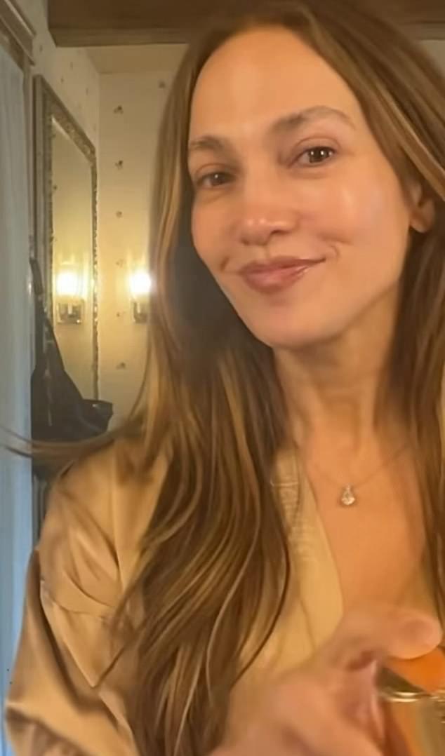 Дженнифер Лопес, 56-летняя актриса и предприниматель, сняла рекламное видео своего нового продукта JLo Beauty в ванной.