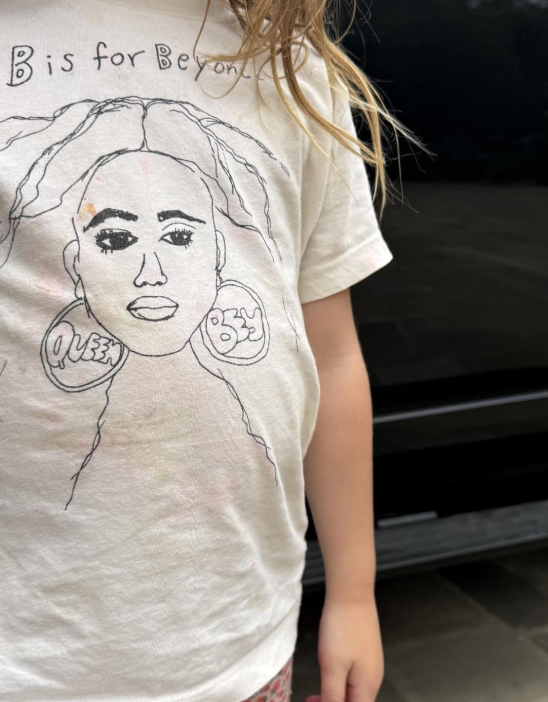 Маленькая модница в футболке с Бейонсе, серьгах "QUEEN BEY" и надписью "B is for Beyonc".