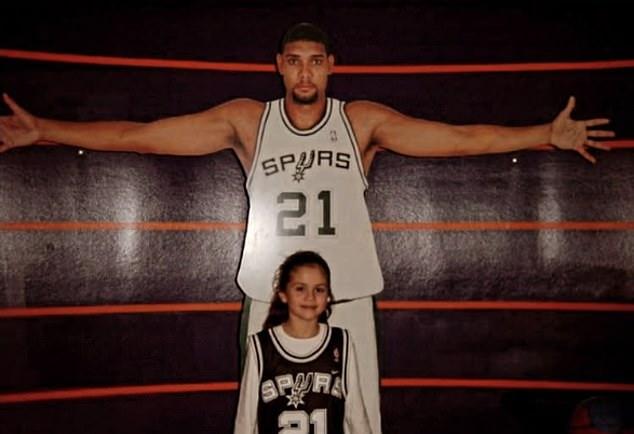 Селена Гомес поделилась детским фото рядом с вырезанной фигурой легенды Spurs и члена Зала славы НБА Тима Данкана.
