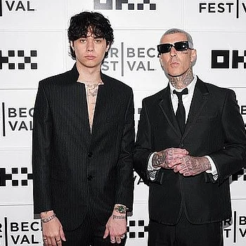 Кортни Кардашьян и Трэвис Баркер совершили редкий совместный выход на красную дорожку в субботу вечером в Нью-Йорке
