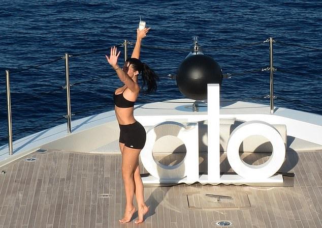 Кайли Дженнер пригласила своих подписчиков в Instagram на яхту ALO стоимостью около 50 миллионов долларов, где она отдыхает с друзьями