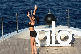 Кайли Дженнер пригласила своих подписчиков в Instagram на яхту ALO стоимостью около 50 миллионов долларов, где она отдыхает с друзьями