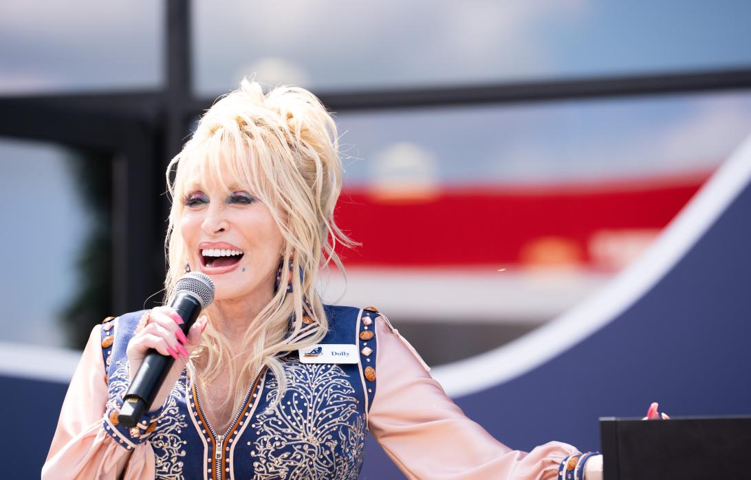 Долли Партон неожиданно появилась на церемонии открытия дорожного комплекса Dolly’s Tennessean Travel Stop