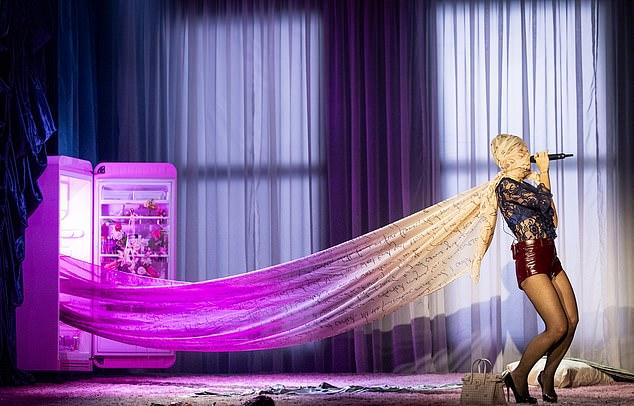 Лили Аллен Ответила на Жалобы Фанатов, Утверждающих, что Её Тур «West End Girl» «Слишком Короткий и Дорогой»