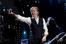 Сэр Пол Маккартни, как сообщается, исполнил хит The Beatles 1963 года “I Want to Hold Your Hand” для новобрачных Тейлор Свифт и Трэвиса Келси на приеме в Madison Square Garden в пятницу вечером