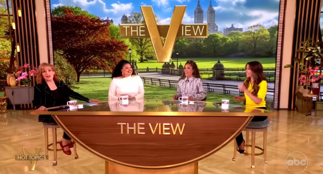 Четыре женщины за столом, на фоне логотип "The View".
