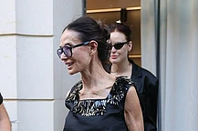 Деми Мур выглядела оживлённой, покидая шоурум Balenciaga с сумкой стоимостью 3400 фунтов стерлингов