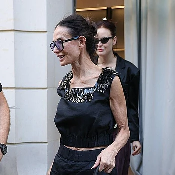 Деми Мур выглядела оживлённой, покидая шоурум Balenciaga с сумкой стоимостью 3400 фунтов стерлингов