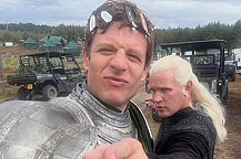 Джеймс Нортон подшутил над собой, опубликовав фотографию, где он крепко спит посреди съемочной площадки в первый день съемок сериала «Дом Дракона»