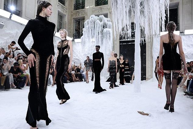 Дженнифер Лопес произвела фурор на показе Celia Kritharioti Paris Haute Couture Fashion Week в смелом полупрозрачном платье, расшитом бисером