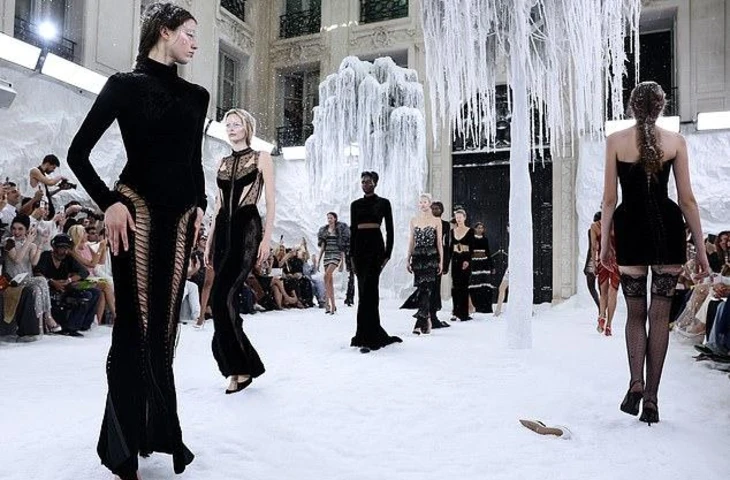 Дженнифер Лопес произвела фурор на показе Celia Kritharioti Paris Haute Couture Fashion Week в смелом полупрозрачном платье, расшитом бисером