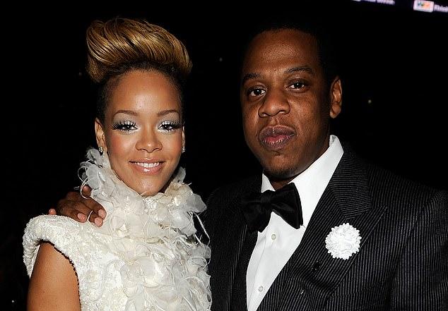 Рианна замечена в Нью-Йорке по пути на концерт Jay-Z на стадионе Yankee Stadium в воскресенье