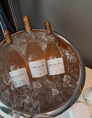 Группа, проживая в отеле Corinthia, насладилась ведром льда с Whispering Angel перед шикарным ужином.