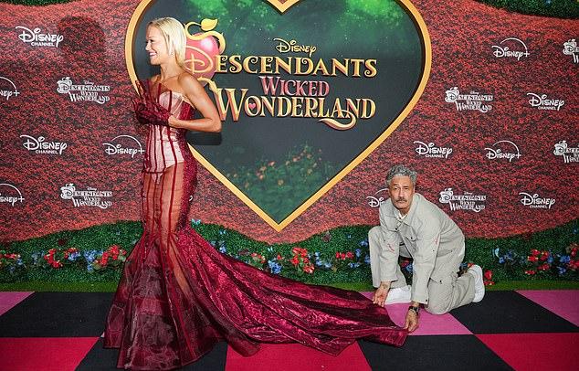 Рита Ора не скрывала нежных чувств к мужу Тайке Вайтити на премьере фильма Disney Channel Original Movie «Наследники: Страна чудес злодеев» во вторник в Лос-Анджелесе