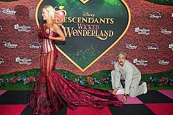 Рита Ора не скрывала нежных чувств к мужу Тайке Вайтити на премьере фильма Disney Channel Original Movie «Наследники: Страна чудес злодеев» во вторник в Лос-Анджелесе