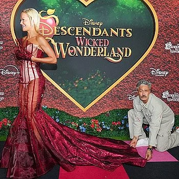 Рита Ора не скрывала нежных чувств к мужу Тайке Вайтити на премьере фильма Disney Channel Original Movie «Наследники: Страна чудес злодеев» во вторник в Лос-Анджелесе