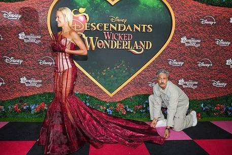 Рита Ора не скрывала нежных чувств к мужу Тайке Вайтити на премьере фильма Disney Channel Original Movie «Наследники: Страна чудес злодеев» во вторник в Лос-Анджелесе