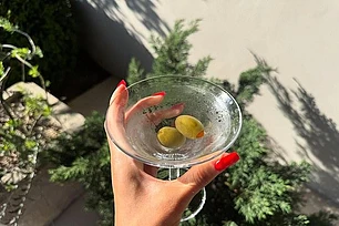 Кайли Дженнер поделилась в Instagram новой серией откровенных фото