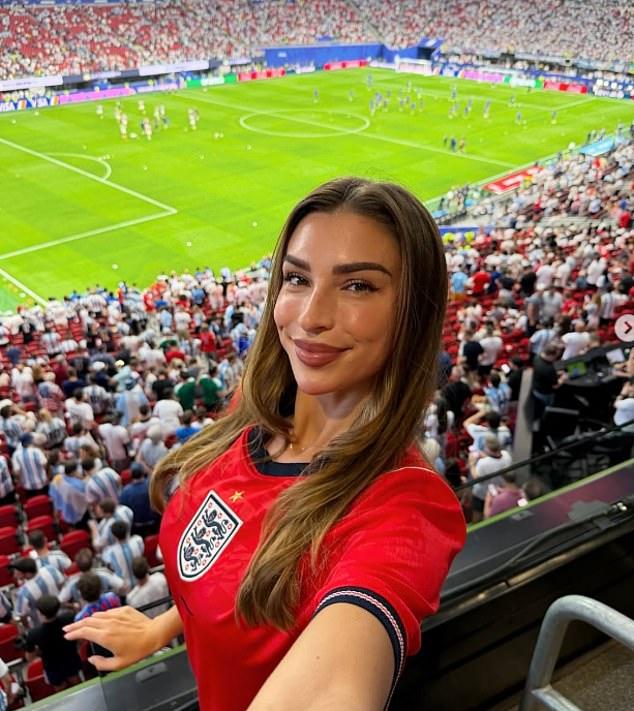 Несмотря на результат, не оправдавший ожиданий, Зара в Instagram поздравила с вечером: "Почувствовала такую удачу быть на Чемпионате мира вчера. До новых встреч!"