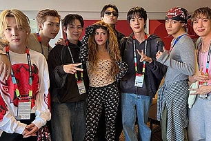 Шакира сфотографировалась со всеми звёздами после своего выступления в перерыве матча