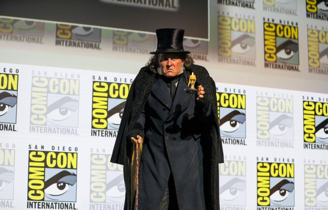 Джонни Депп в костюме Эбенезера с горящей свечой и тростью на Comic-Con в Сан-Диего.