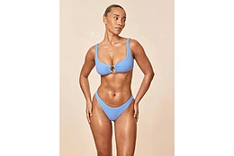Селена Гомес отметила день рождения в море