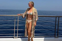 Эми Шумер продемонстрировала потерю 50 фунтов веса в откровенном купальнике во время роскошного дня на яхте